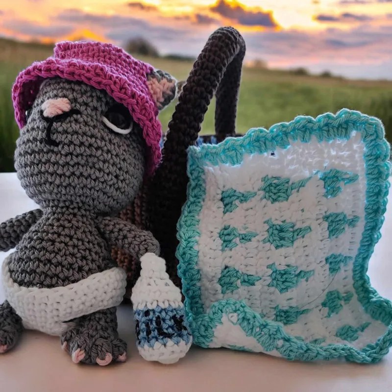 Peluche bebe chat artisanale crochet avec accessoires