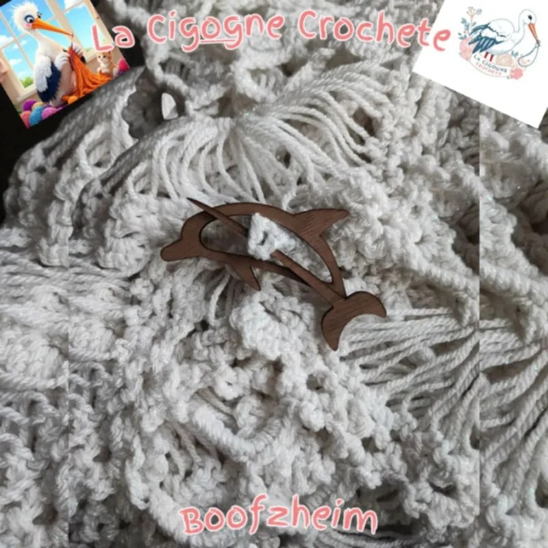 Broche dauphin pour chale en bois