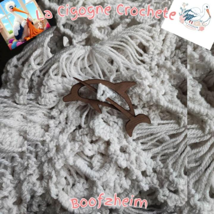 Broche dauphin pour chale en bois