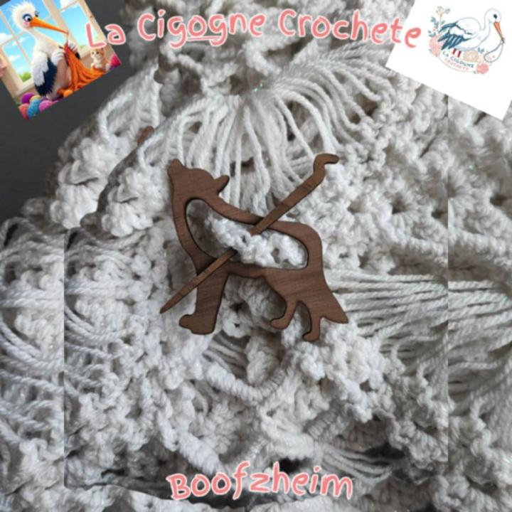 Broche loup pour chale en bois