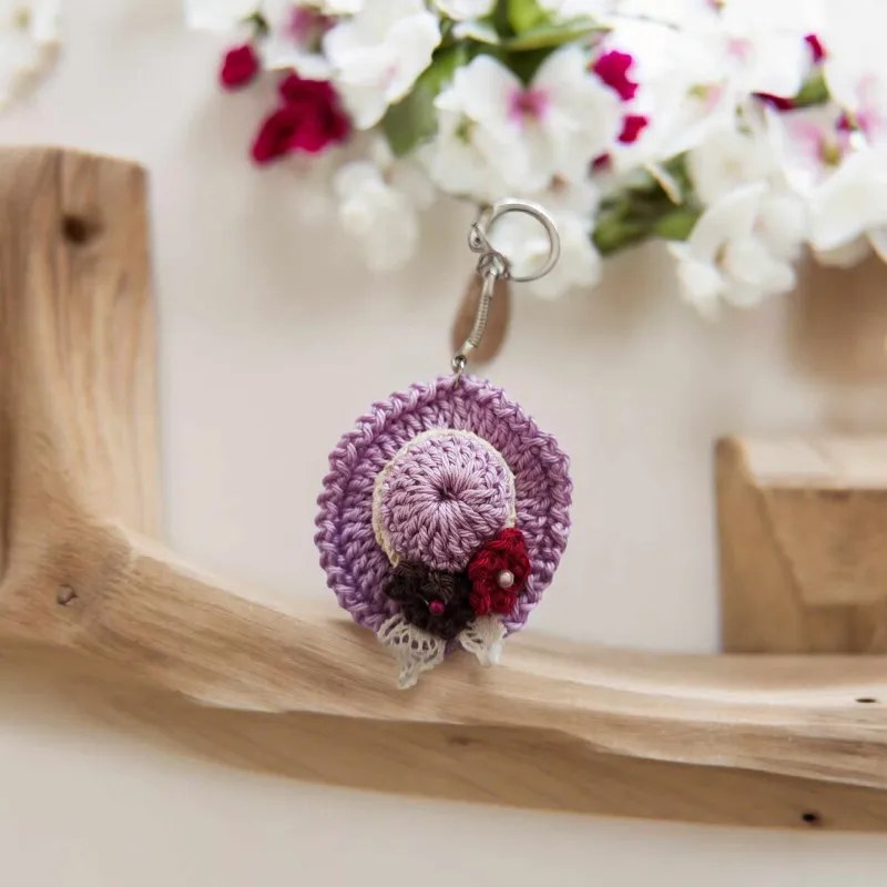 Porte clés chapeau crochet fait main modèle 5