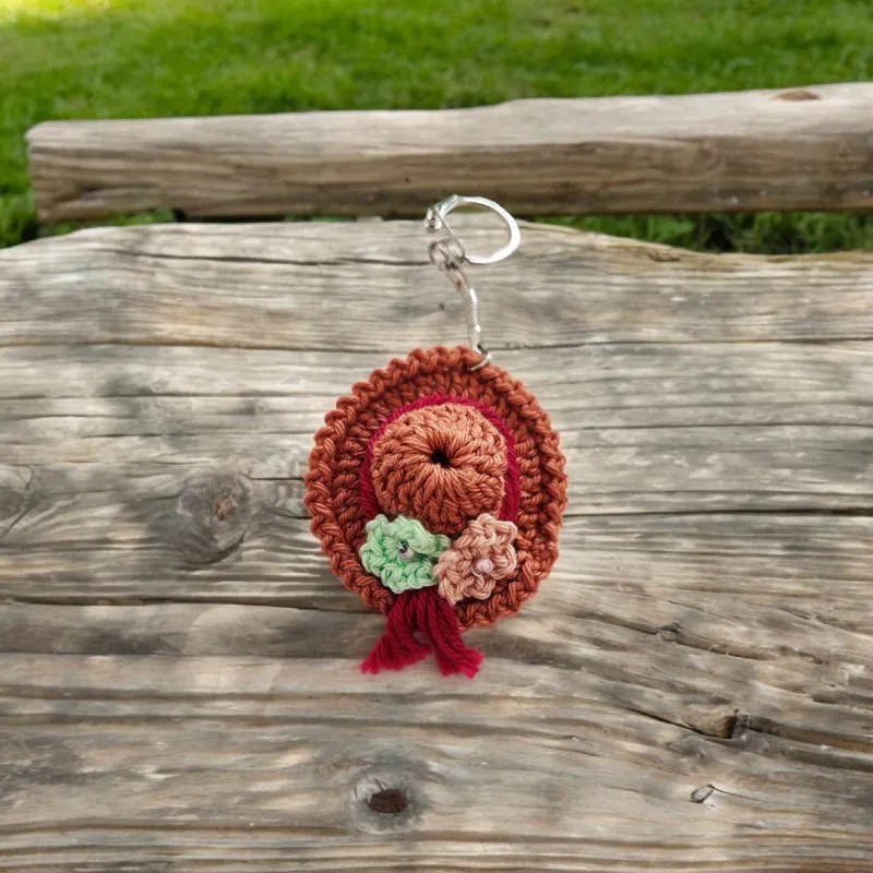 Porte clés chapeau crochet fait main modèle 10