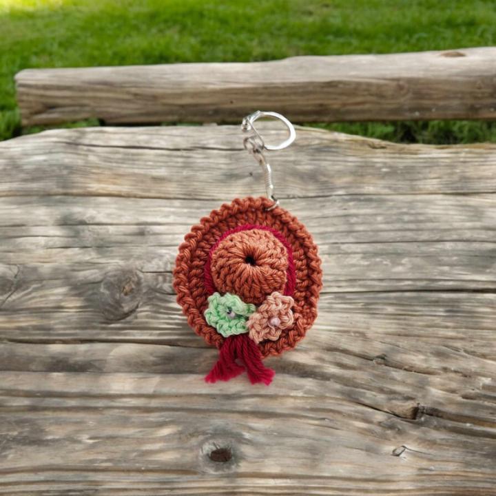 Porte clés chapeau crochet fait main modèle 10