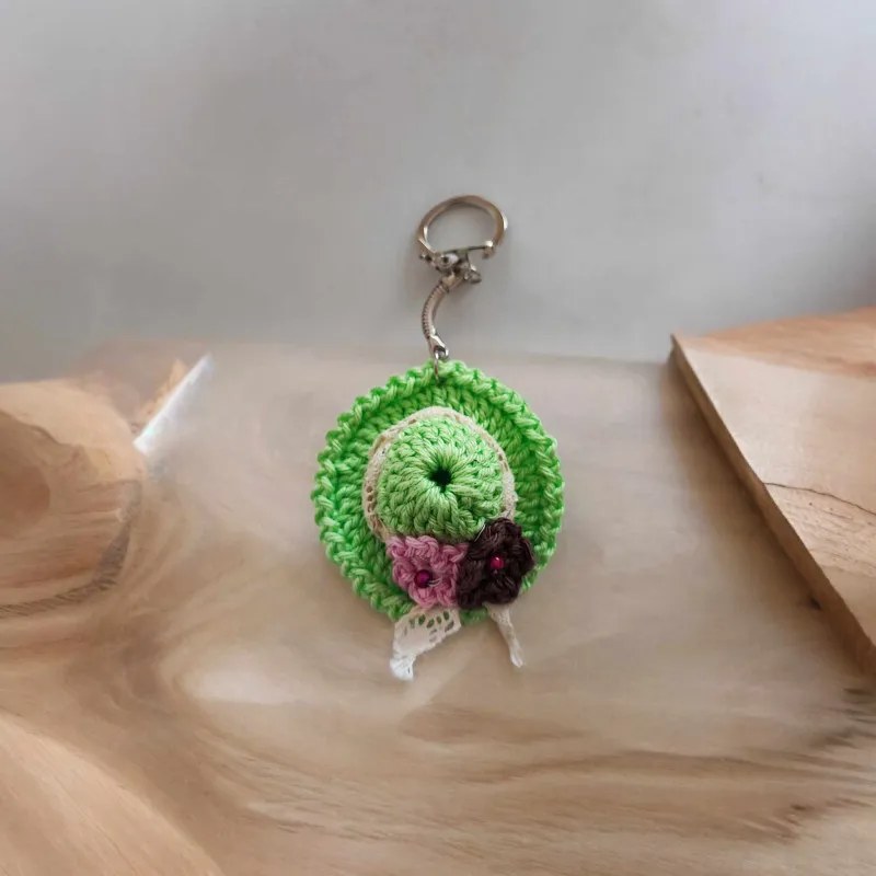 Porte clés chapeau crochet fait main modèle 12
