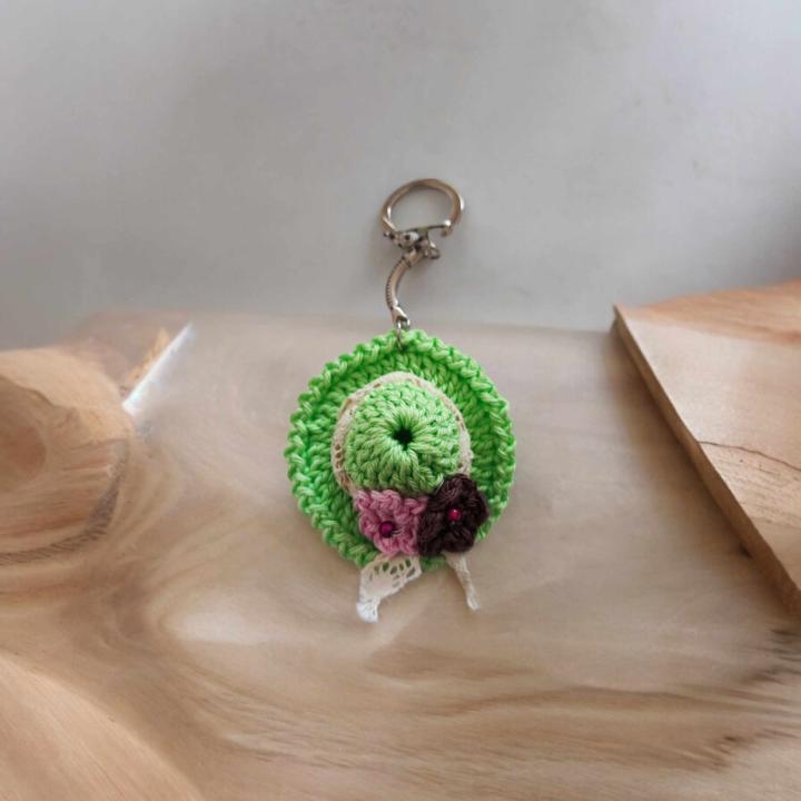 Porte clés chapeau crochet fait main modèle 12