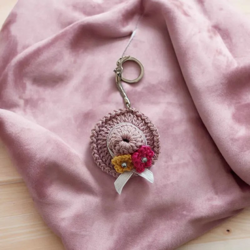 Porte clés chapeau crochet fait main modèle 15