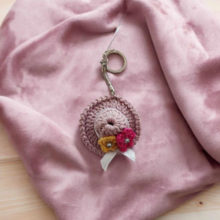 Porte clés chapeau crochet fait main modèle 15