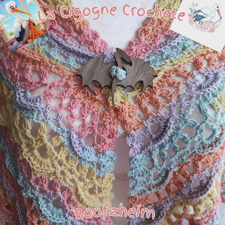 châle crochet modèle 12 fait main porté de face La Cigogne Crochete