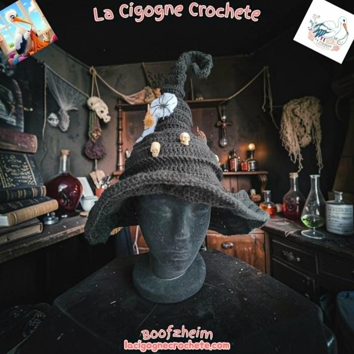 Chapeau de sorcière au crochet dans un univers mystique et Halloween artisanal