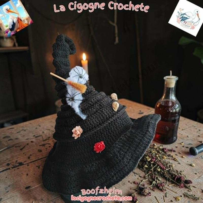 Chapeau de sorcière au crochet dans un univers mystique et Halloween artisanal
