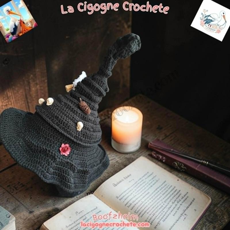 Chapeau de sorcière au crochet dans un univers mystique et Halloween artisanal