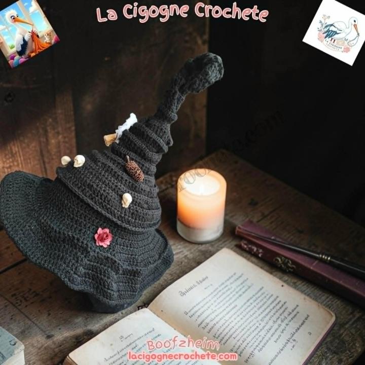 Chapeau de sorcière au crochet dans un univers mystique et Halloween artisanal