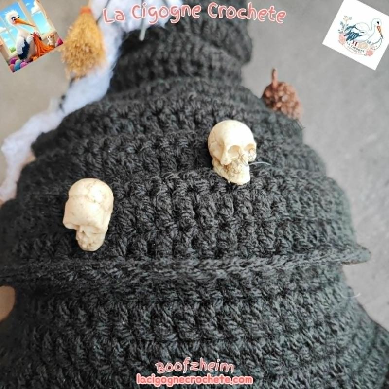 Chapeau de sorcière au crochet dans un univers mystique et Halloween artisanal