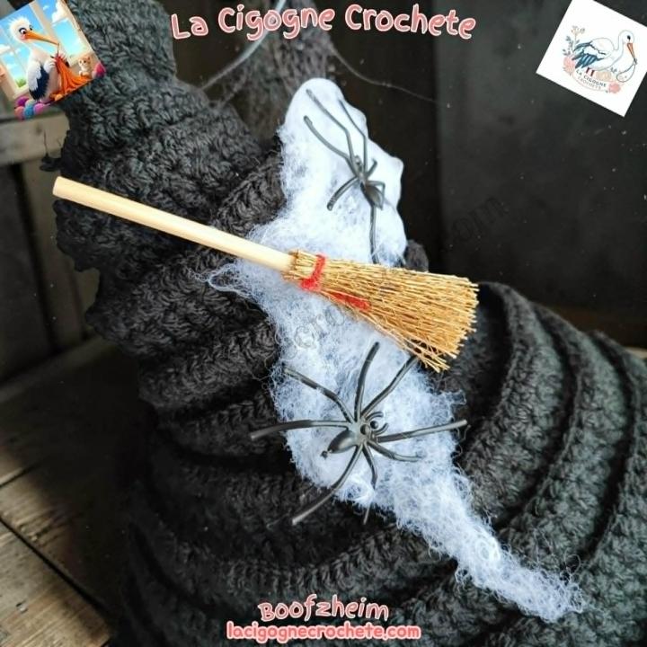 Chapeau de sorcière au crochet dans un univers mystique et Halloween artisanal