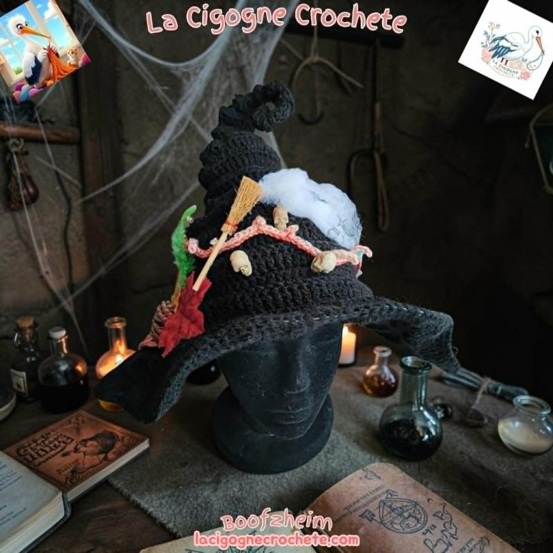 Chapeau de sorcière au crochet dans un univers mystique et Halloween artisanal