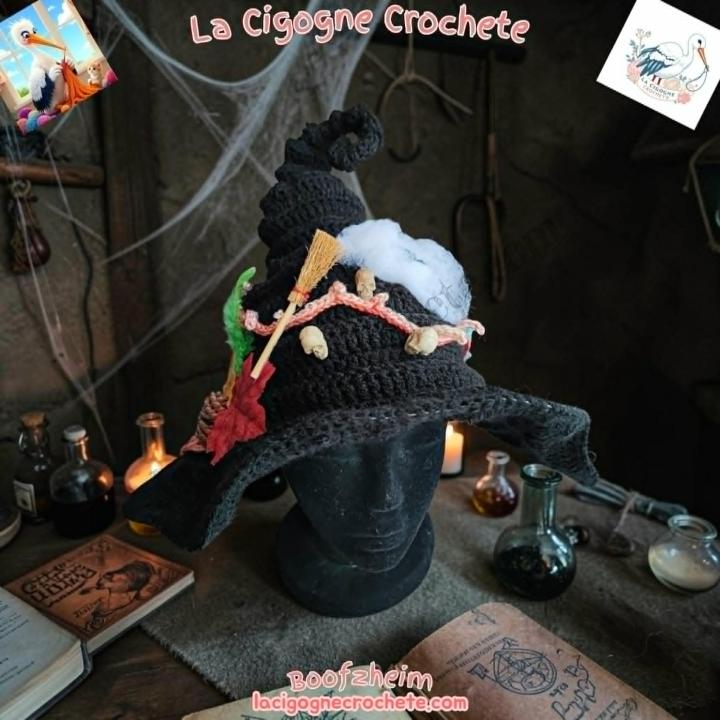 Chapeau de sorcière au crochet dans un univers mystique et Halloween artisanal