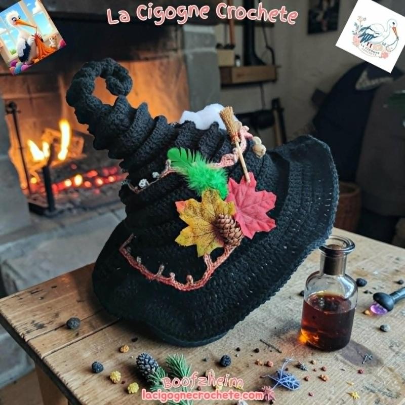 Chapeau de sorcière au crochet dans un univers mystique et Halloween artisanal