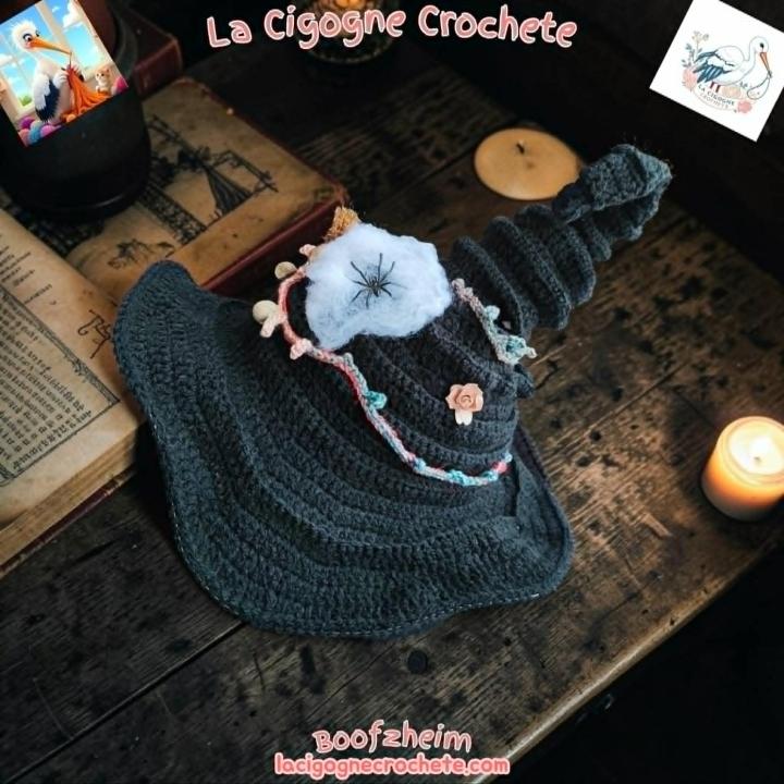 Chapeau de sorcière au crochet dans un univers mystique et Halloween artisanal