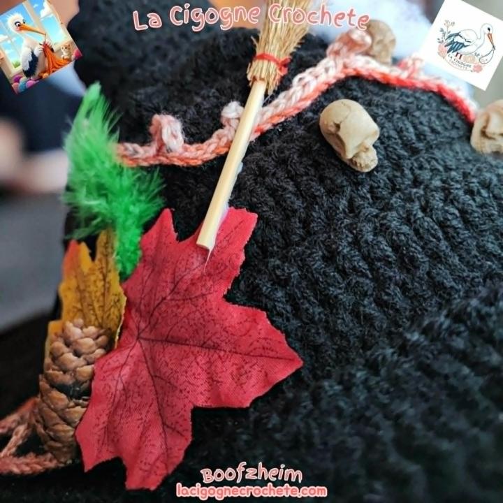 Chapeau de sorcière au crochet dans un univers mystique et Halloween artisanal