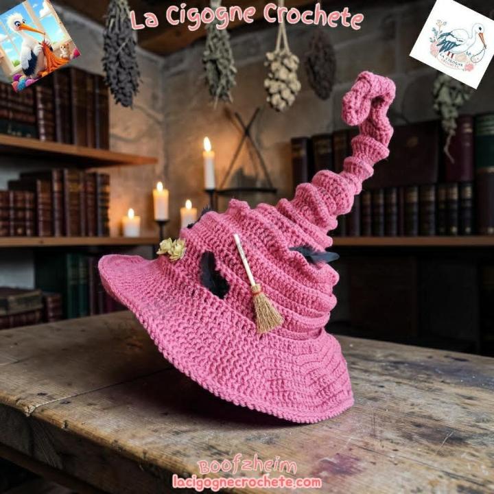 Chapeau de sorcière au crochet dans un univers mystique et Halloween artisanal