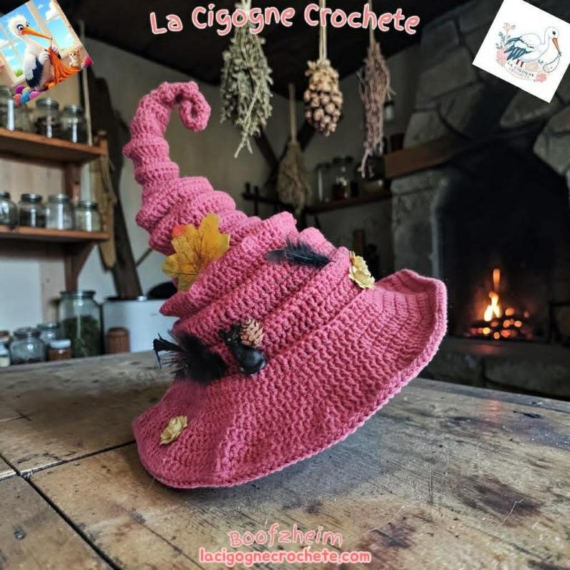 Chapeau de sorcière au crochet dans un univers mystique et Halloween artisanal