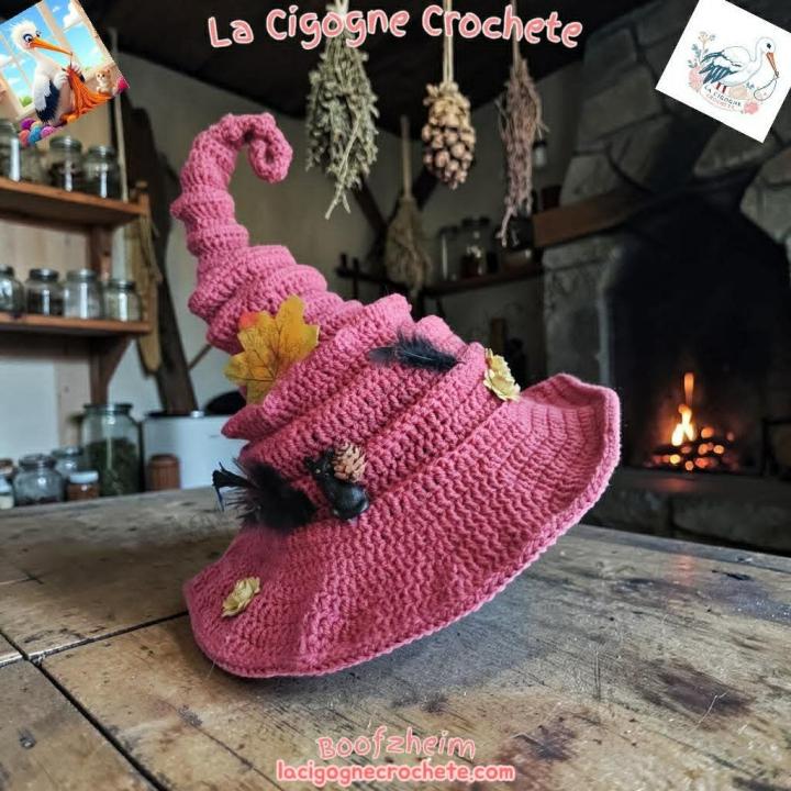 Chapeau de sorcière au crochet dans un univers mystique et Halloween artisanal