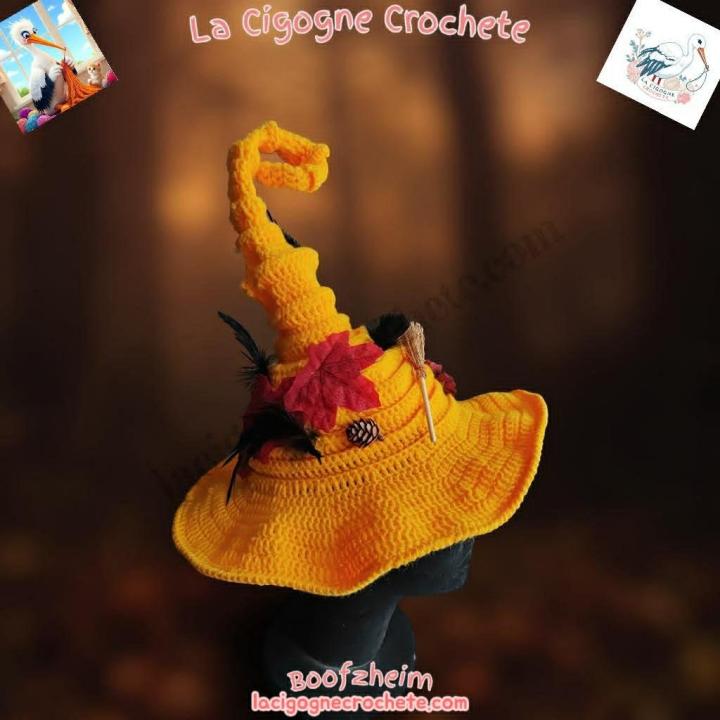 Chapeau de sorcière au crochet dans un univers mystique et Halloween artisanal