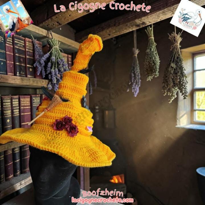 Chapeau de sorcière au crochet dans un univers mystique et Halloween artisanal