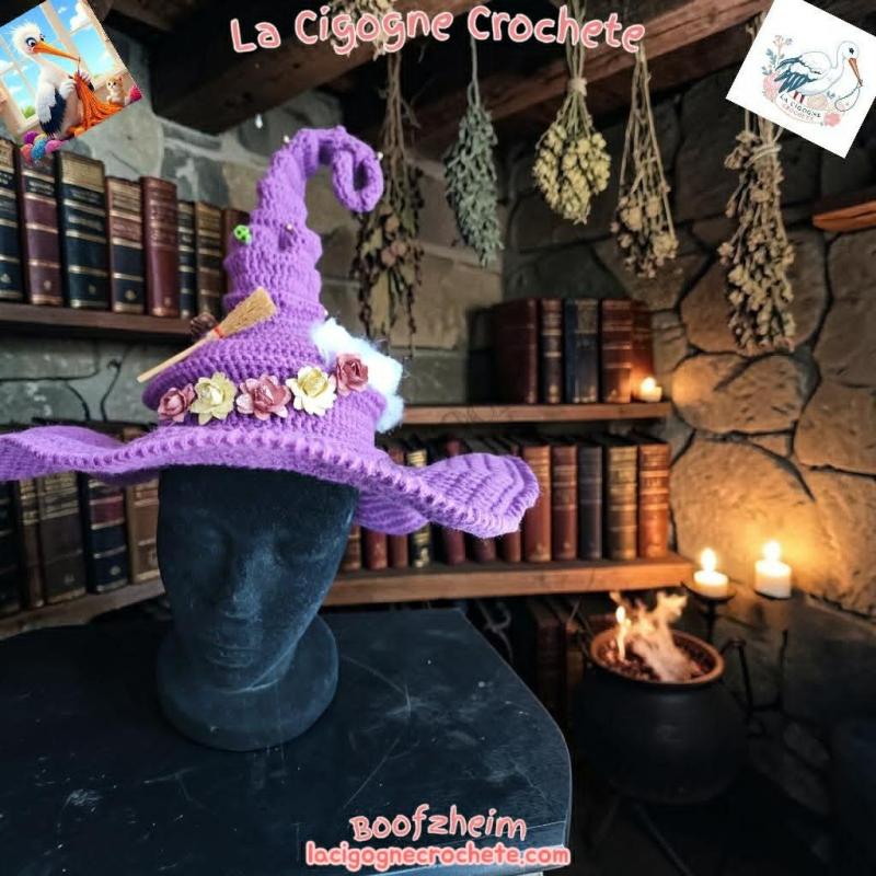Chapeau de sorcière au crochet dans un univers mystique et Halloween artisanal
