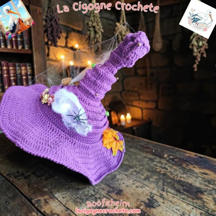 Chapeau de sorcière au crochet dans un univers mystique et Halloween artisanal