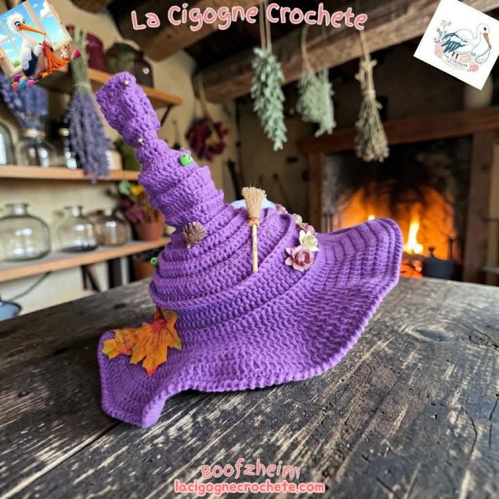Chapeau de sorcière au crochet dans un univers mystique et Halloween artisanal
