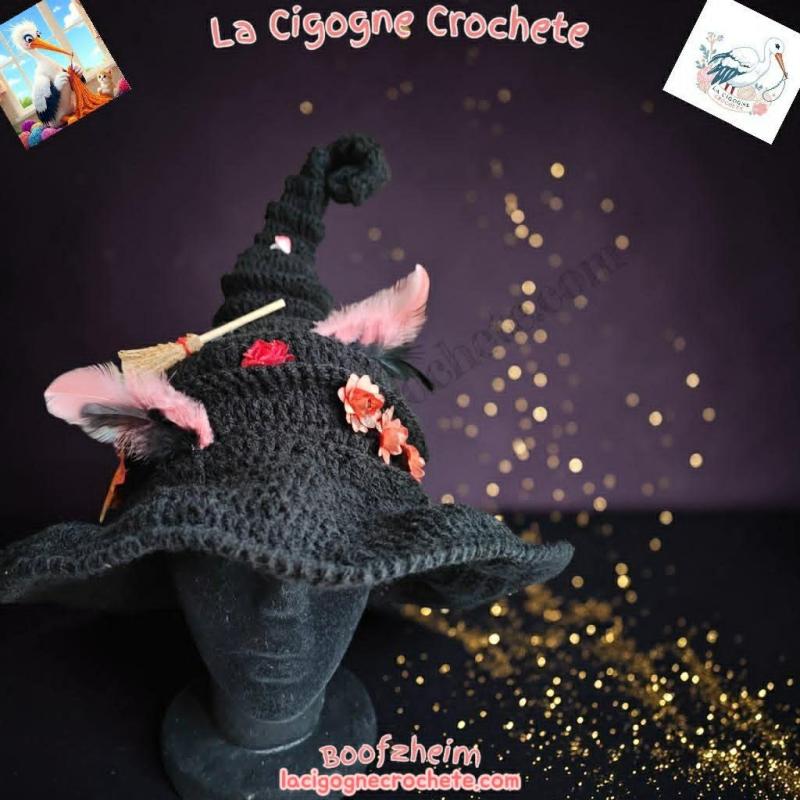 Chapeau de sorcière au crochet dans un univers mystique et Halloween artisanal