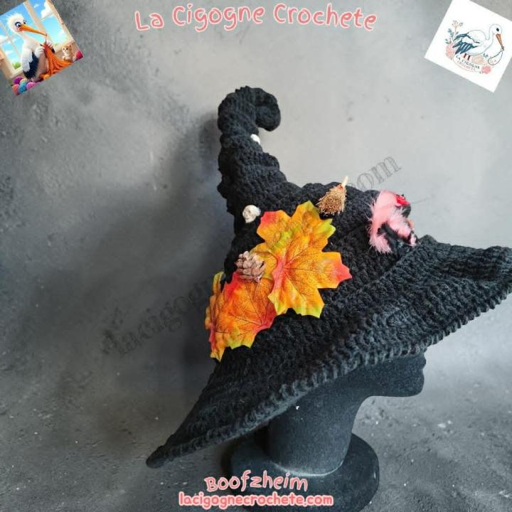 Chapeau de sorcière au crochet dans un univers mystique et Halloween artisanal