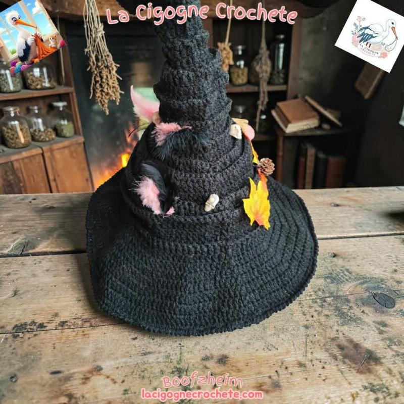 Chapeau de sorcière au crochet dans un univers mystique et Halloween artisanal
