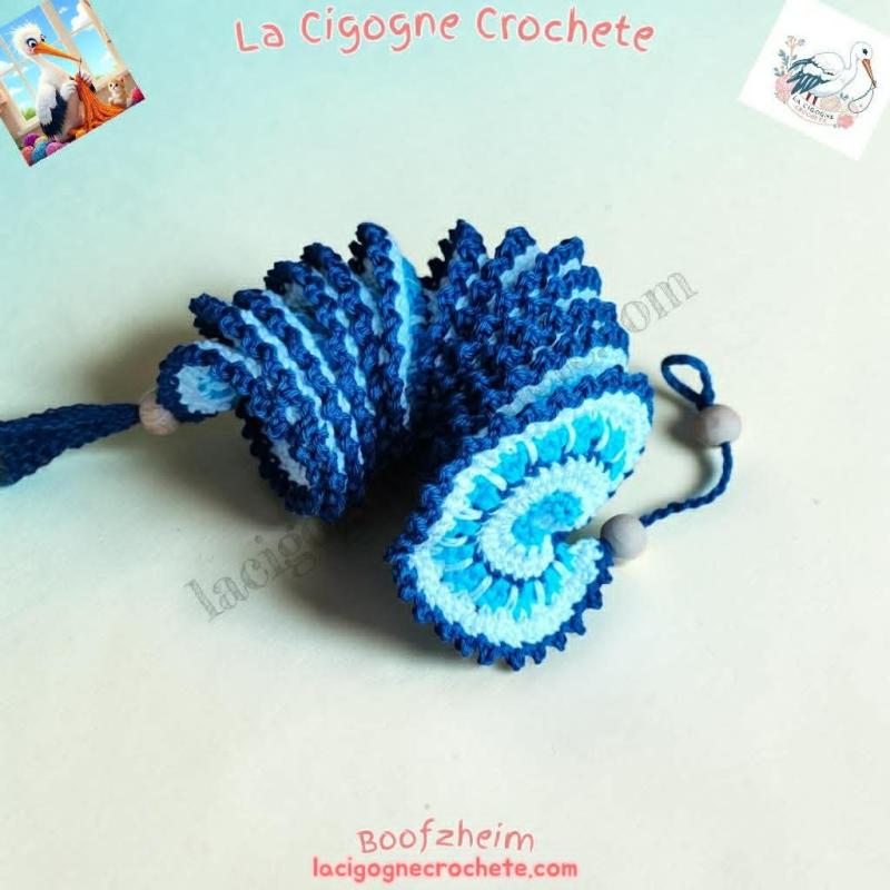 girouette décorative au crochet modèle 1 bleu turquoise et blanc fait main La Cigogne Crochete
