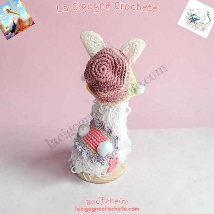 Lama décoratif au crochet modèle 1 sur socle bois avec bonnet à oreilles
