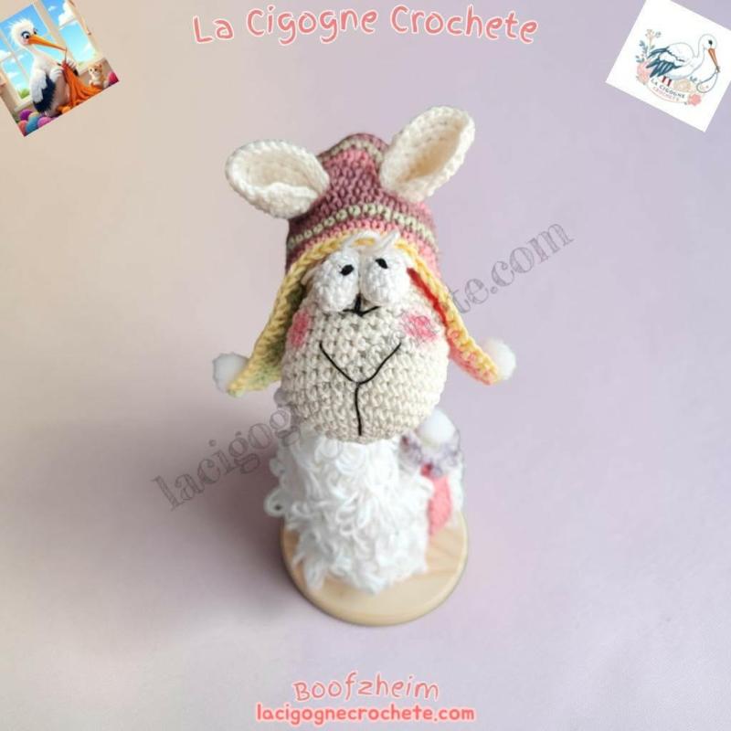 Lama décoratif au crochet modèle 1 sur socle bois avec bonnet à oreilles