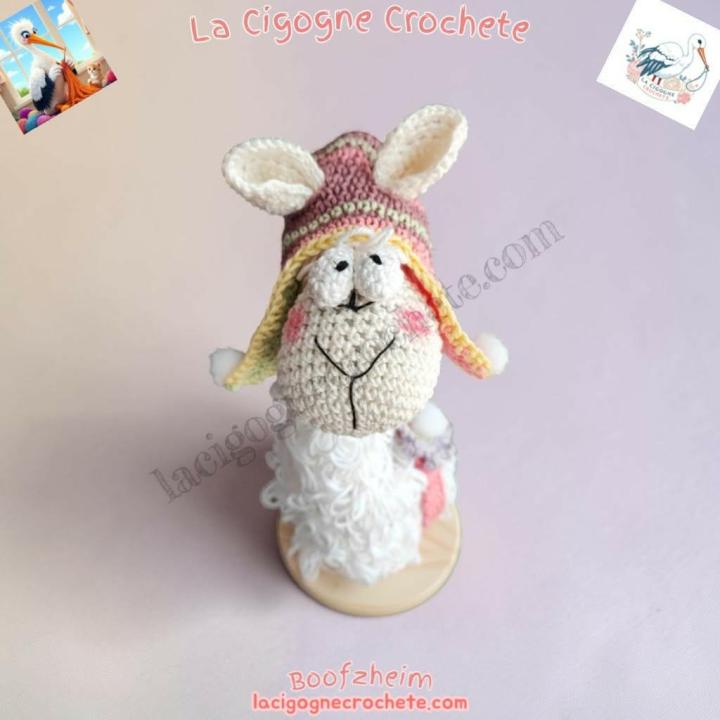 Lama décoratif au crochet modèle 1 sur socle bois avec bonnet à oreilles