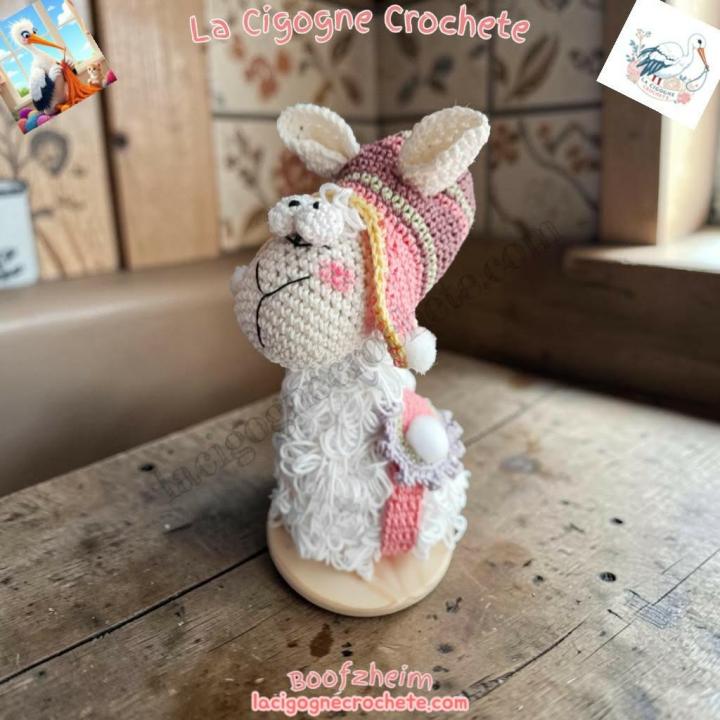 Lama décoratif au crochet modèle 1 sur socle bois avec bonnet à oreilles