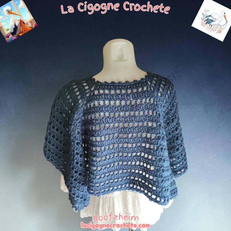Cape chauffe-epaules crochet bleu vue portee