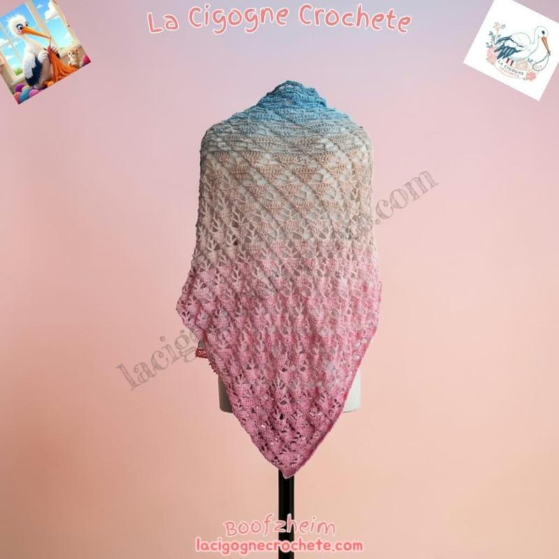 Châle au crochet modèle 3 porté dégradé bleu écru rose La Cigogne Crochete