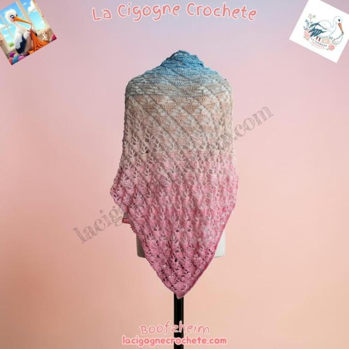 Châle au crochet modèle 3 porté dégradé bleu écru rose La Cigogne Crochete