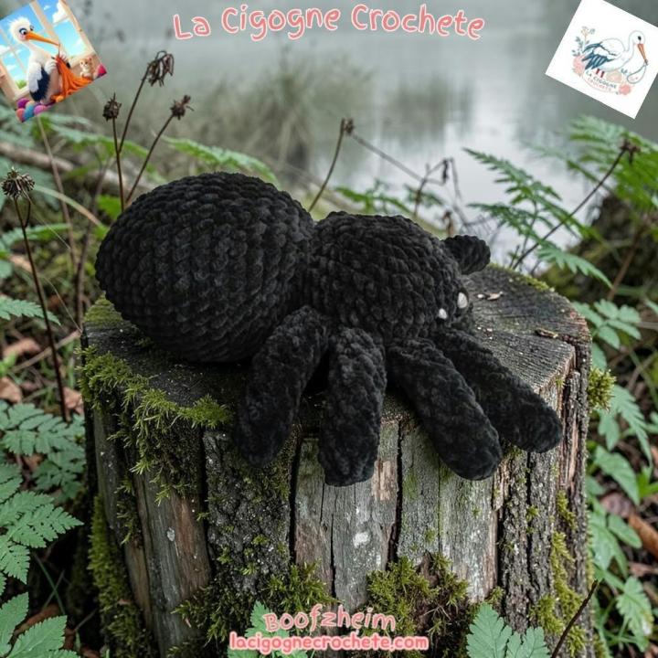 Araignée artisanale crochet Halloween modèle 4 noire sur souche en forêt