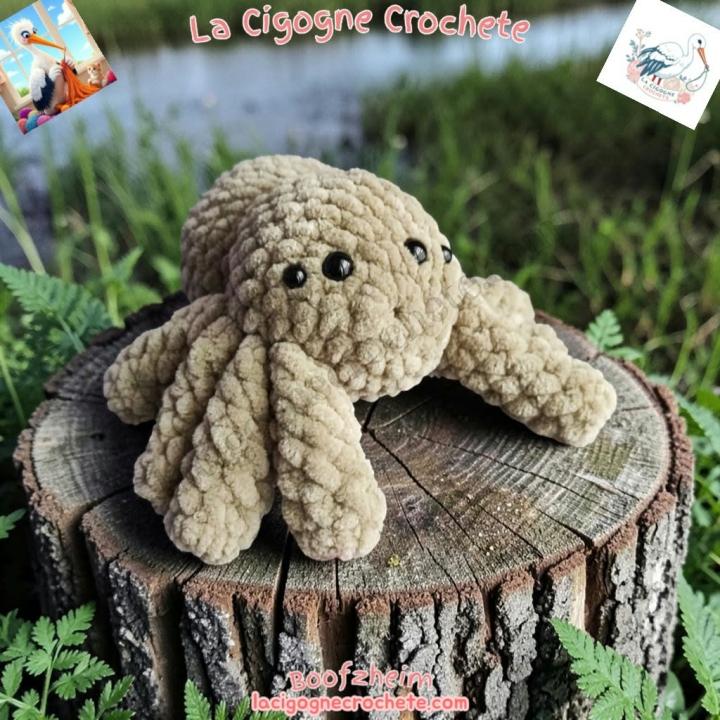 Bébé araignée beige au crochet modèle 5 avec yeux noirs