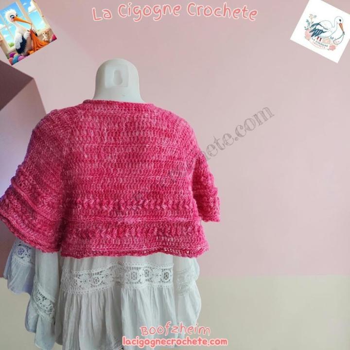 Cape chauffe-épaules rose au crochet modèle 4, rangs ajourés et bandes en relief, vue entière de dos sur mannequin