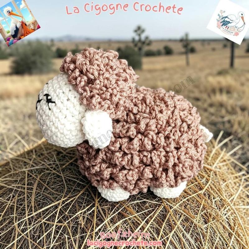 Agneau au crochet modèle 1 marron et beige, vue de profil, pelage à l’aspect bouclé et oreille beige