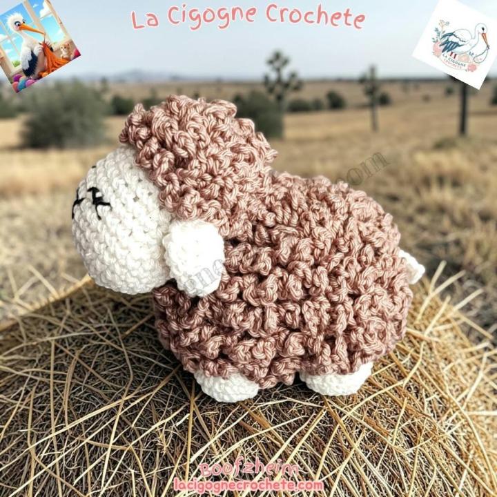 Agneau au crochet modèle 1 marron et beige, vue de profil, pelage à l’aspect bouclé et oreille beige