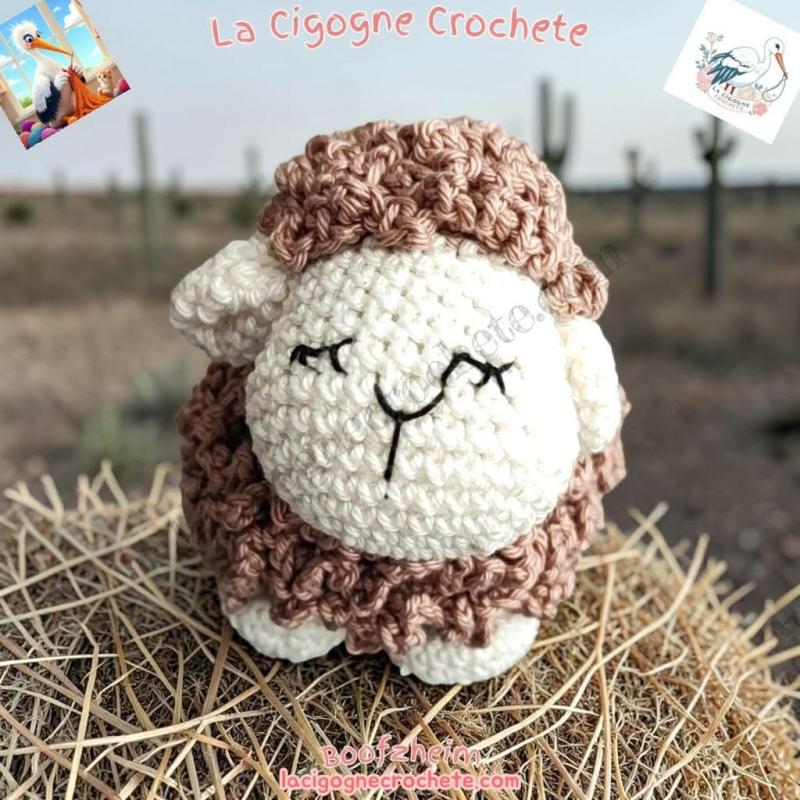 Agneau au crochet modèle 1 marron et beige, vue de face, yeux et museau brodés noirs, corps bouclé