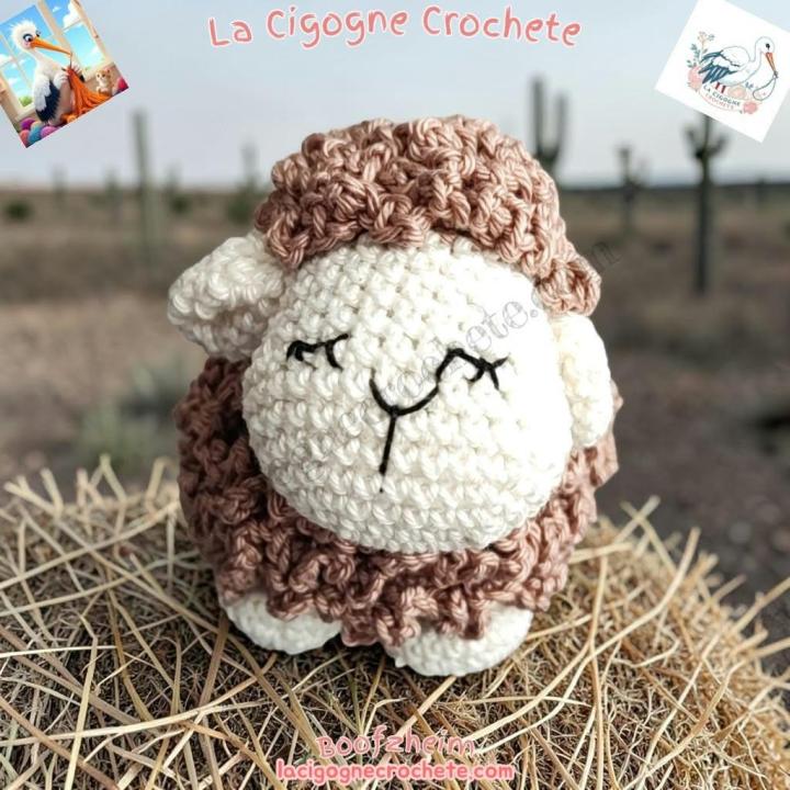 Agneau au crochet modèle 1 marron et beige, vue de face, yeux et museau brodés noirs, corps bouclé