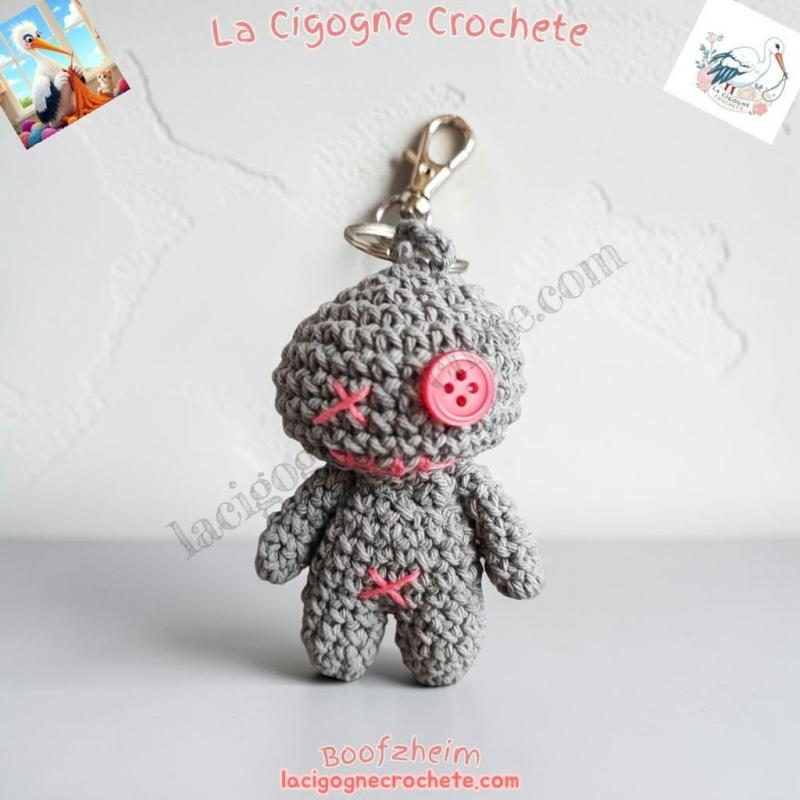 Porte-clés poupée vaudou modèle 10 gris, coutures roses, bouton rose, anneau et mousqueton